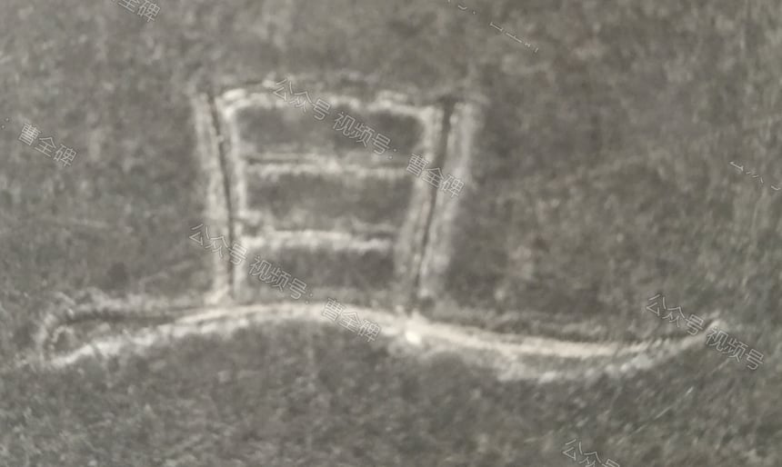 且